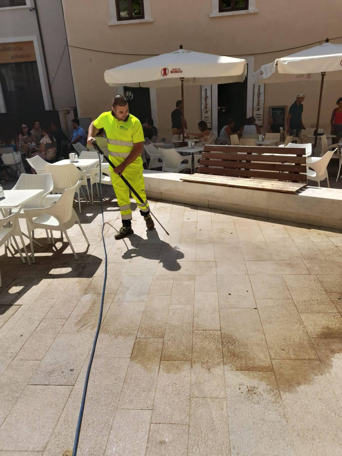 L’AQUILA: ASM RIPULISCE PAVIMENTAZIONE PIAZZA REGINA MARGHERITA, TARANTA, “AMORE PER CITTA'” | Ultime notizie di cronaca Abruzzo