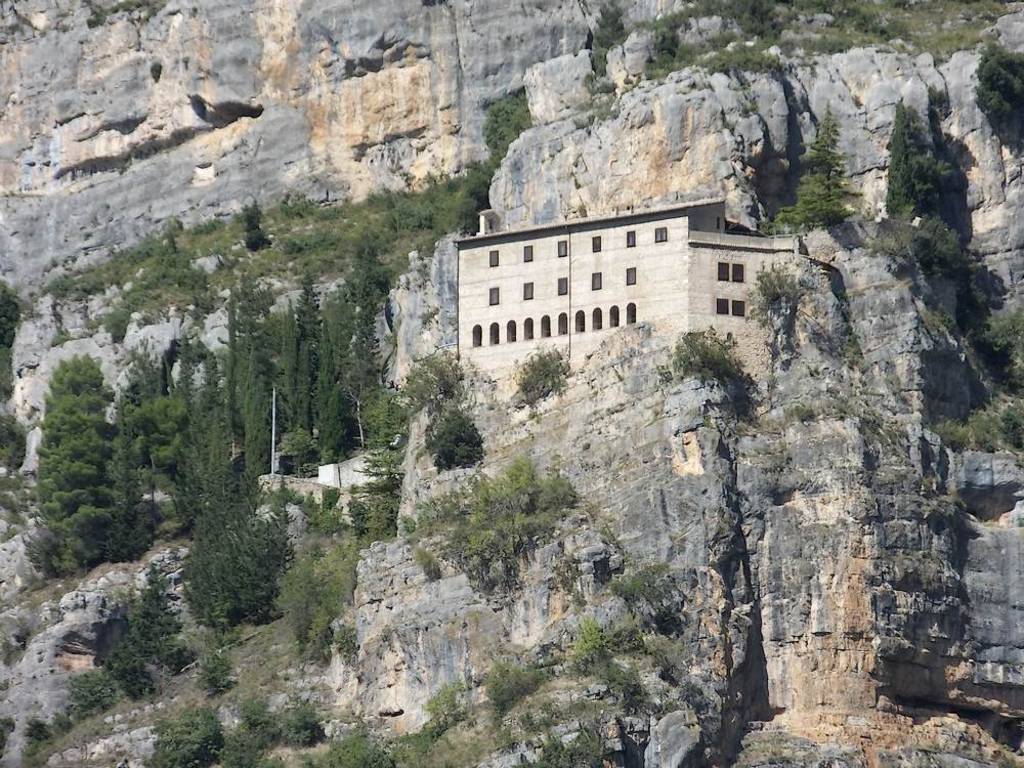 SULMONA: ALLA VIGILIA DELLA PERDONANZA TORNA AD ILLUMINARSI L’EREMO DI CELESTINO V SUL MONTE MORRONE | Ultime notizie di cronaca Abruzzo