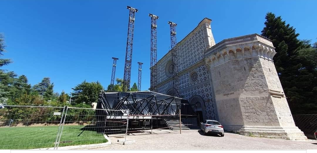 L’AQUILA: PALCO PERDONANZA SOPRA SAGRATO E A RIDOSSO FACCIATA DI COLLEMAGGIO, ESPLODE POLEMICA | Ultime notizie di cronaca Abruzzo