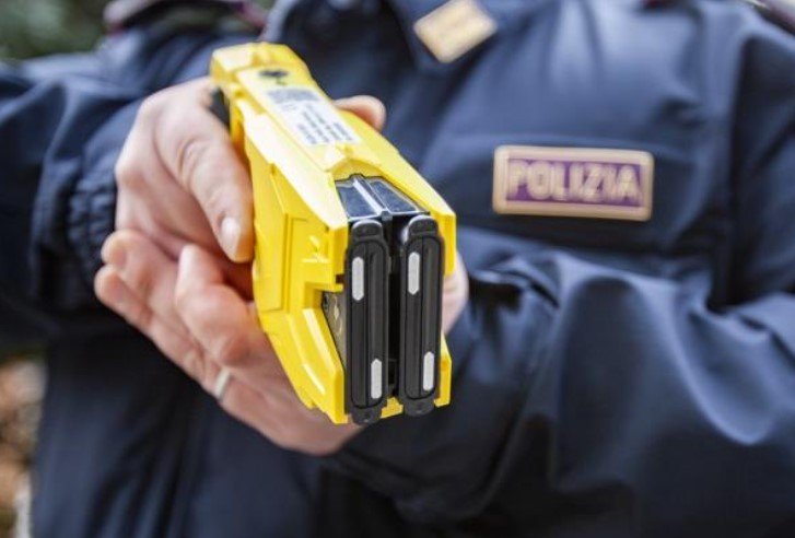 SULMONA, PRENDE A PUGNI POLIZIOTTO: 36ENNE BLOCCATO CON TASER | Ultime notizie di cronaca Abruzzo