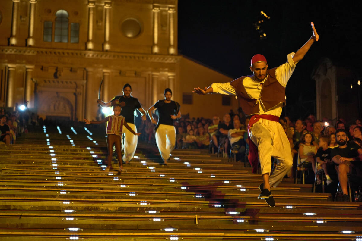 L’AQUILA: SOLD OUT PER ALADDIN, OLTRE TREMILA SPETTATORI ALLA SCALINATA DI SAN BERNARDINO | Ultime notizie di cronaca Abruzzo