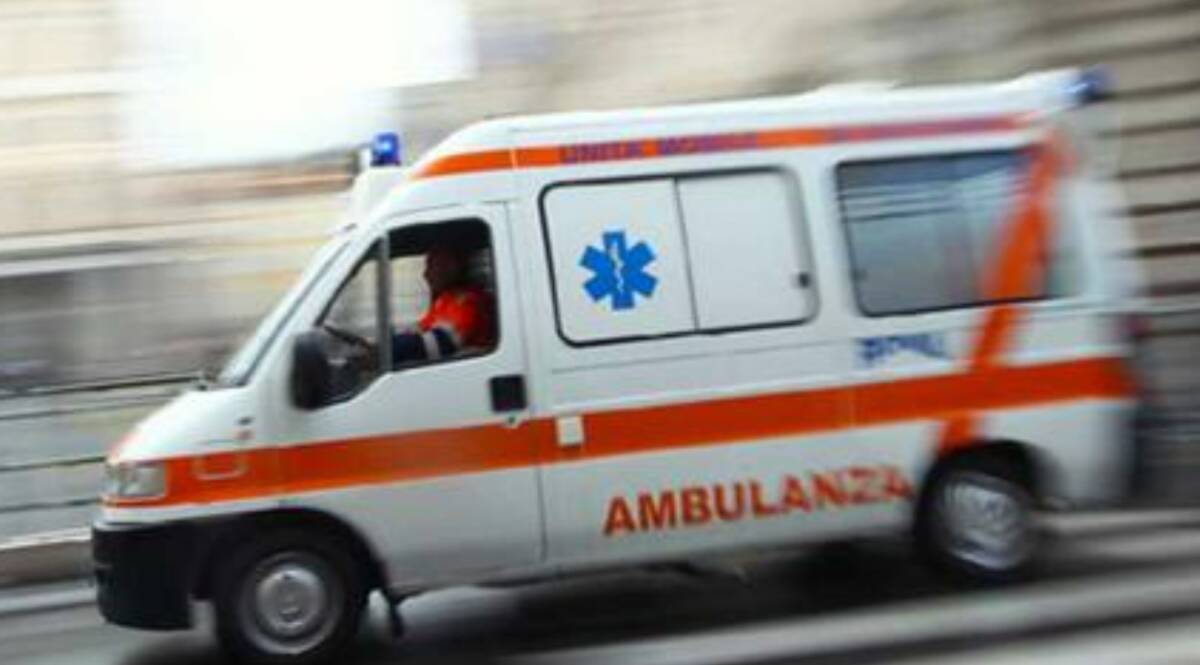 CIVITA D’ANTINO: NON GLI PIACE LA MUSICA DEL RAPPER, SALE SUL PALCO E LO SCARAVENTA A TERRA | Ultime notizie di cronaca Abruzzo