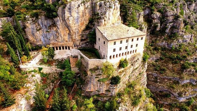PERDONANZA A PRATOLA PELIGNA: FIACCOLATA ILLUMINERA’ L’EREMO NEL SEGNO DI CELESTINO | Ultime notizie di cronaca Abruzzo