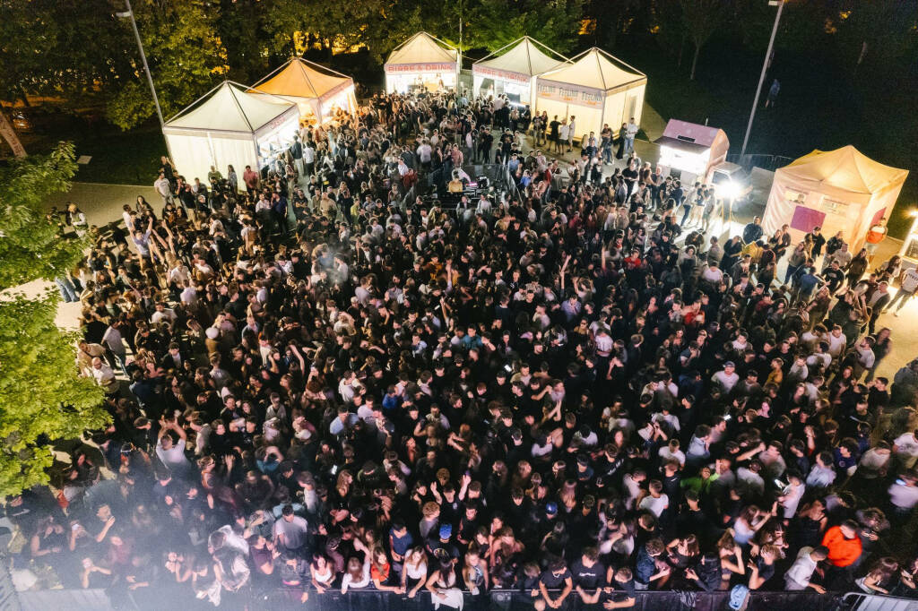 Perdonanza Village, bagno di folla per la prima serata