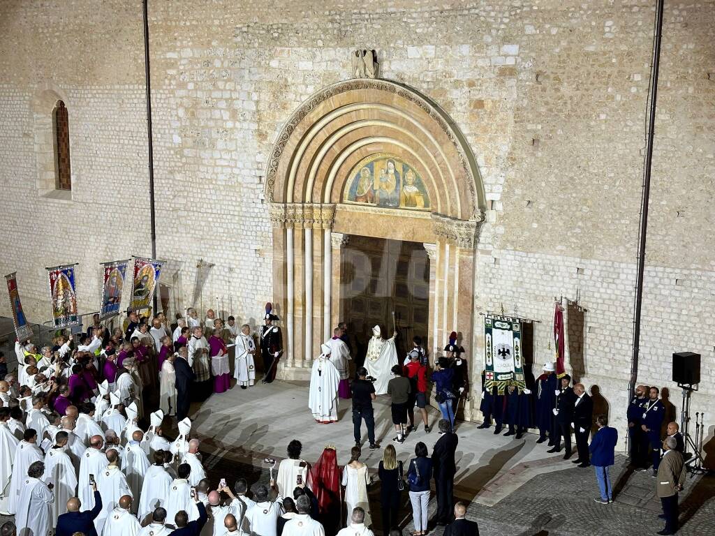 Perdonanza 2023, aperta la Porta Santa nel segno della pace e della riconciliazione