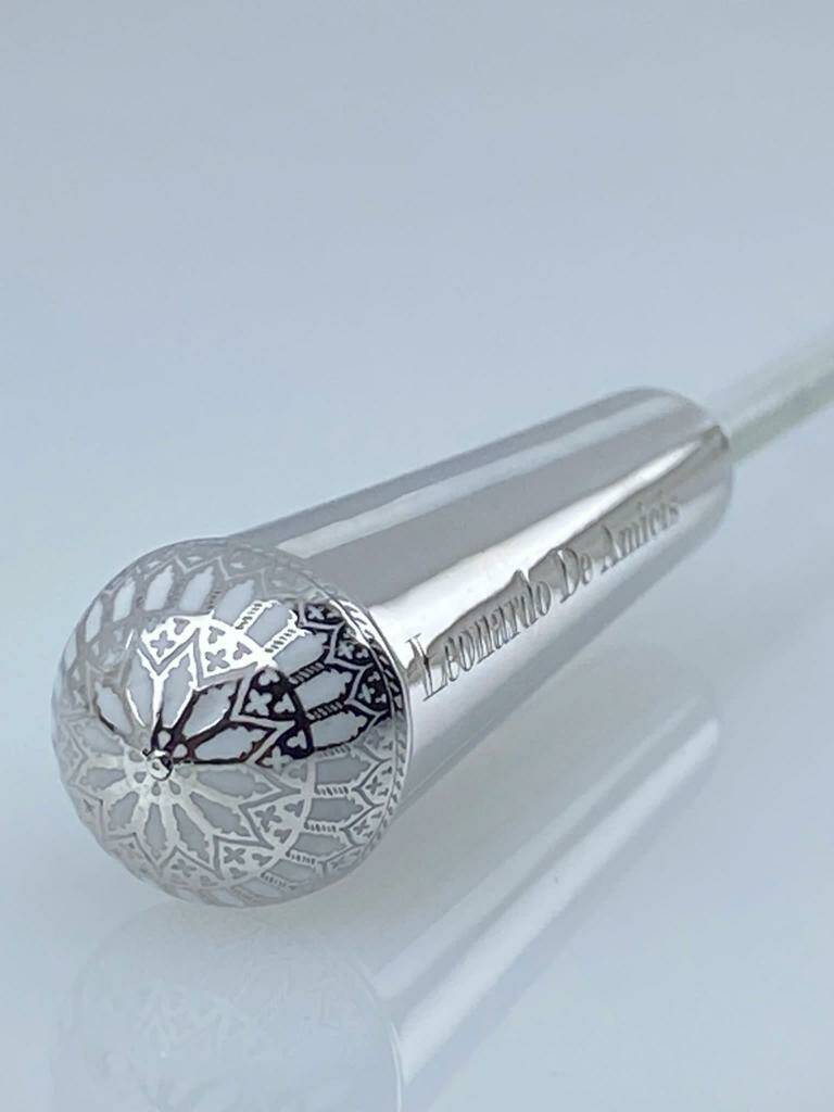 Perdonanza, al maestro De Amicis il dono di una bacchetta con il rosone di Collemaggio