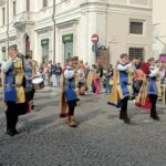 Perdonanza 2023, il Corteo della Bolla attraversa L’Aquila