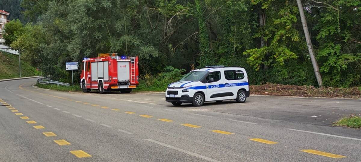 SI SQUARCIA UN TRATTO DI VIA MULINO DI PILE ALL’AQUILA: TRANSENNATO UN TRATTO DI STRADA | Ultime notizie di cronaca Abruzzo
