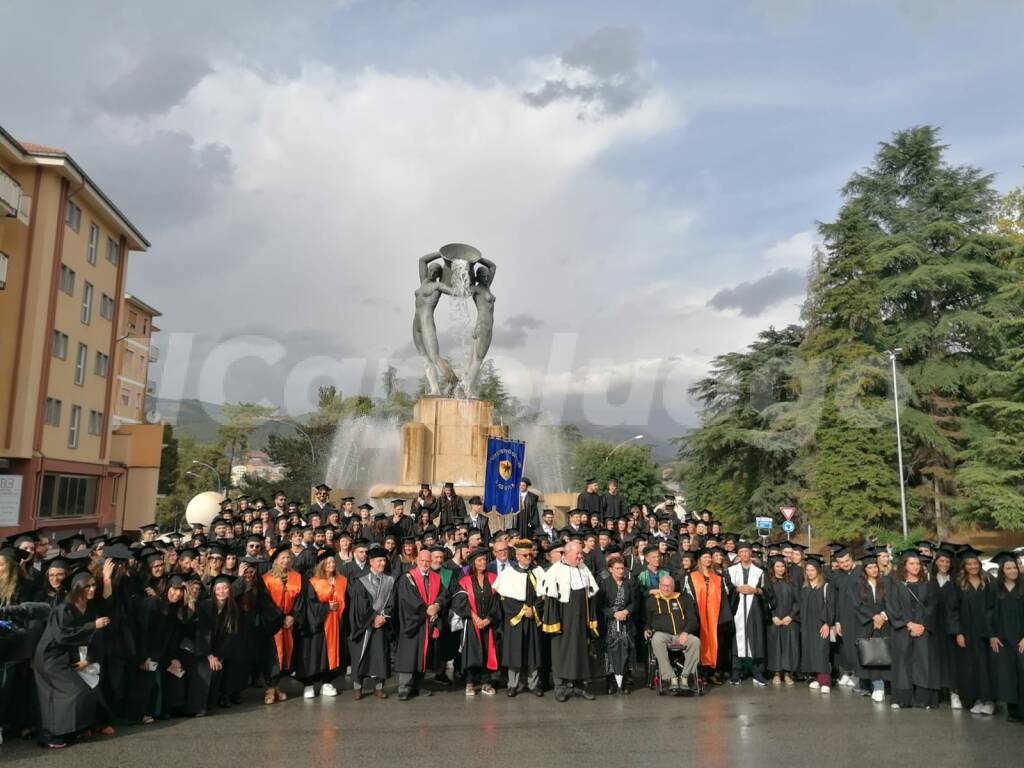 Torna il Graduation Day, la sfilata degli studenti riempie le strade dell’Aquila