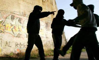 Minacce e soprusi nella dimora famiglia, arrestato minorenne