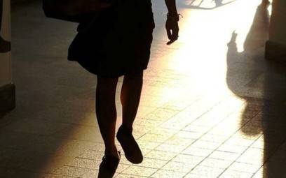 Molesta una giovane, ma la madre lo difende: “Lei dovrebbe essere contenta delle attenzioni di un bell’uomo”