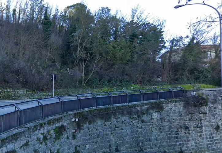 Minaccia di buttarsi dal muro di Santa Chiara, salvato