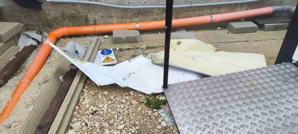 BUFERA DI VENTO A CAMPO IMPERATORE CON RAFFICHE A 100 ORARI: VOLANO PEZZI DI TETTO DALL’OSTELLO | Ultime notizie di cronaca Abruzzo