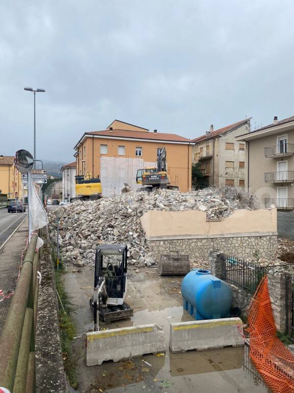 Ricostruzione post sisma, demolito condominio in Via Cardinale Mazzarino