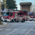L’Aquila, cedono le tegole del tetto e colpiscono un’automobile