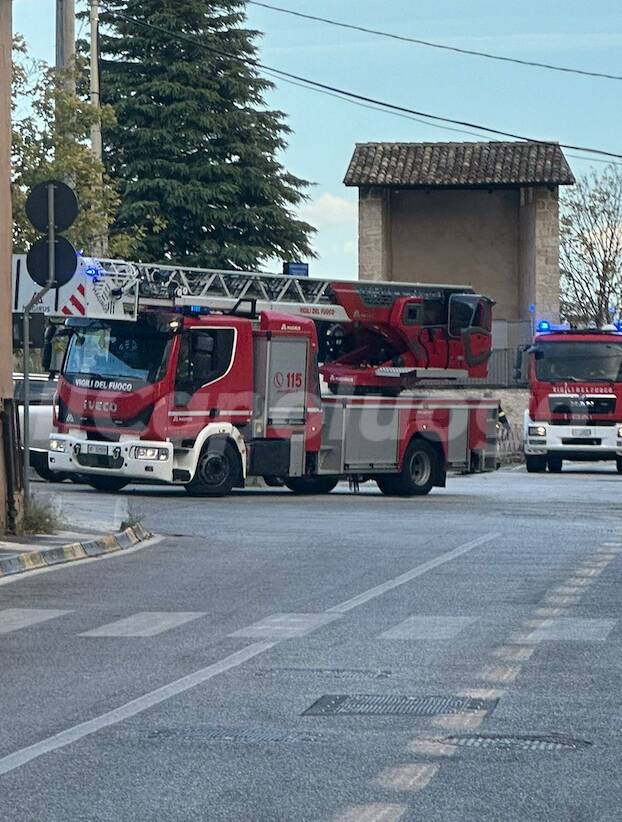 L’Aquila, cedono le tegole del tetto e colpiscono un’automobile