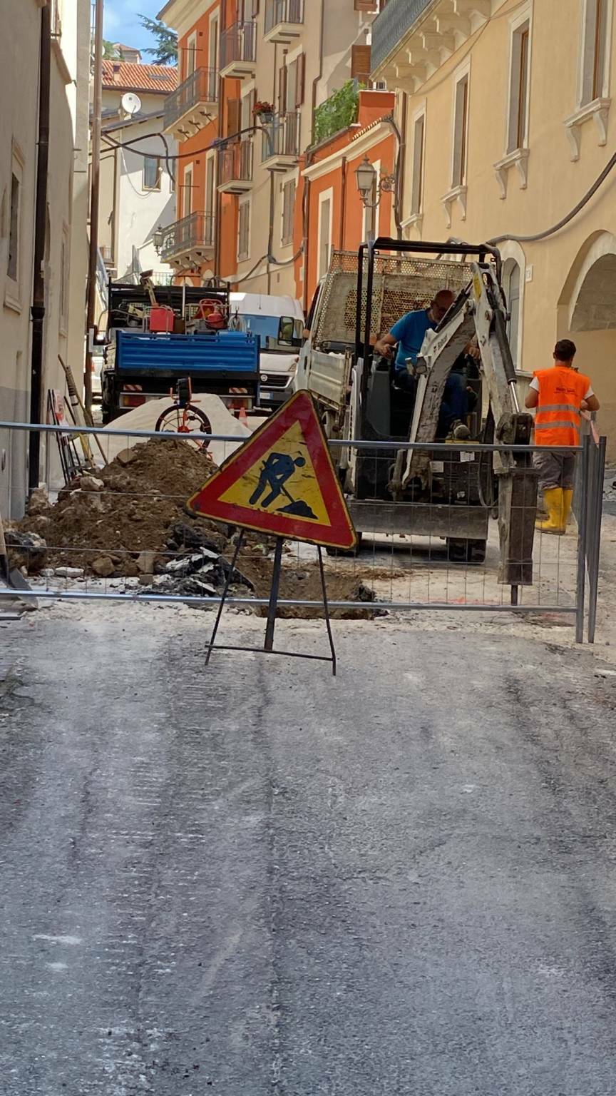 Via Fortebraccio chiude per un mese, partono i lavori di sostituzione del collettore fognario