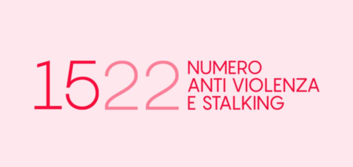 LOTTA CONTRO LA VIOLENZA SULLE DONNE, SU AUTOBUS DELL’AQUILA LA PUBBLICITA’ DEL NUMERO VERDE 1522 | Ultime notizie di cronaca Abruzzo
