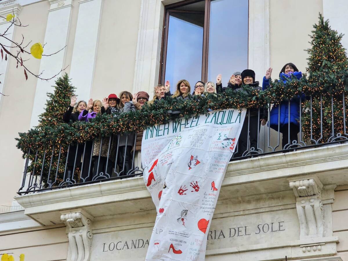 VIOLENZA DI GENERE, “INNER WHEEL L’AQUILA”: SIMBOLICA TELA DI PENELOPE E CAMMINATA MOTIVAZIONALE | Ultime notizie di cronaca Abruzzo