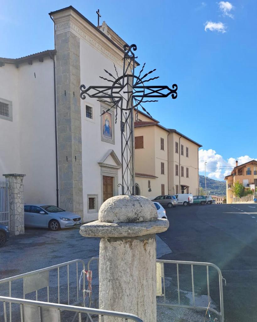RIPOSIZIONATA LA CROCE IN PIAZZA DEL SANTUARIO NELLA FRAZIONE AQUILANA DI ROIO POGGIO | Ultime notizie di cronaca Abruzzo
