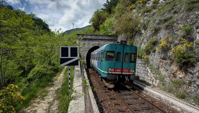 Cervo investito da treno, pesanti ritardi sulla linea ferroviaria L’Aquila Sulmona