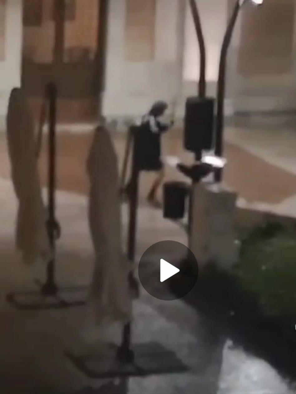 Un sacco da boxe per allenarsi in Piazza Regina Margherita, il video fa il giro del web