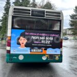 1522, a L’Aquila e sui bus la campagna per diffondere il numero contro la violenza sulle donne