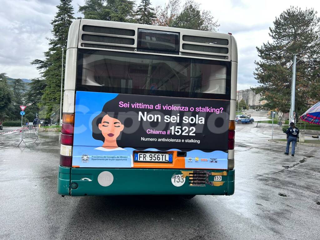 1522, a L’Aquila e sui bus la campagna per diffondere il numero contro la violenza sulle donne