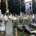 Ognissanti, rincari anche sui fiori per il cimitero, fino 3 euro per un crisantemo