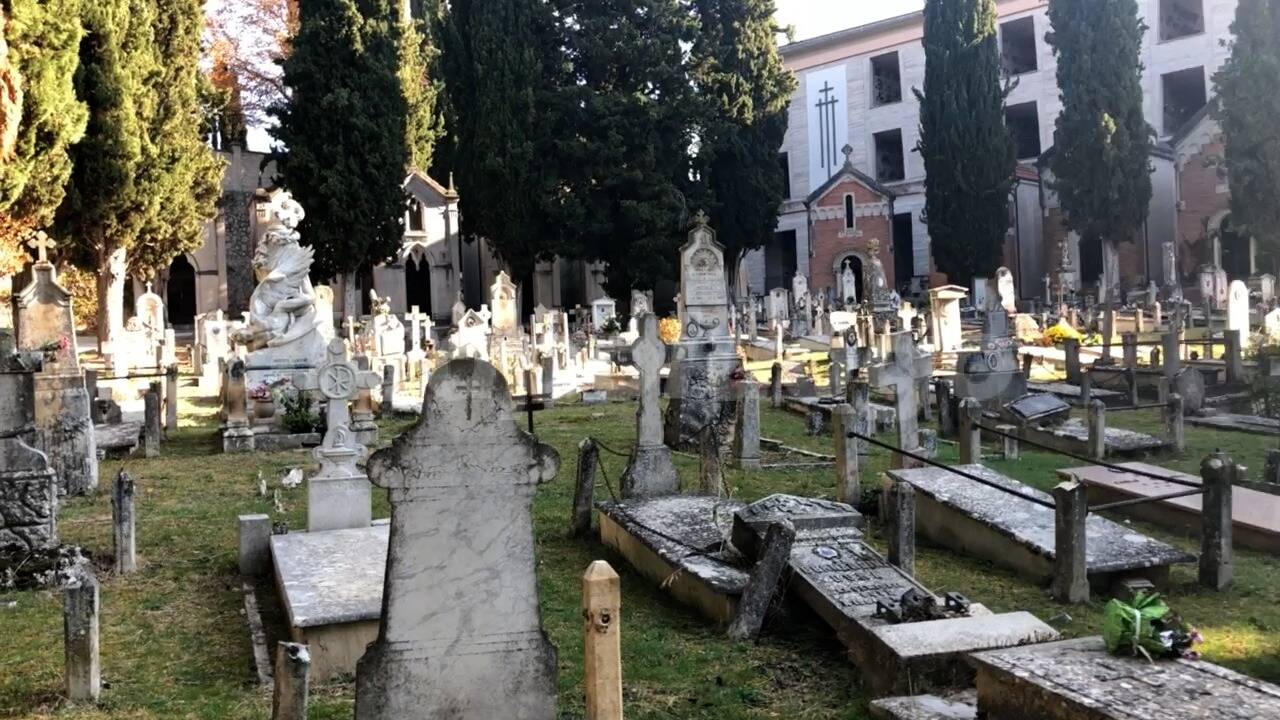 Ognissanti, rincari anche sui fiori per il cimitero, fino 3 euro per un crisantemo
