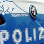Si schianta alla guida di un’auto rubata e prende a calci portoni a Pettino, fermata