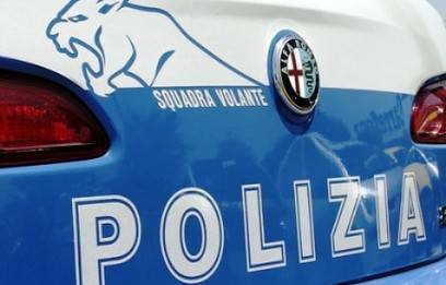Si schianta alla guida di un’auto rubata e prende a calci portoni a Pettino, fermata