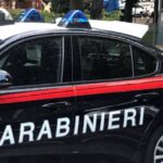 Donna uccisa in casa, ferite di arma da taglio all’addome