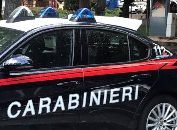 Donna uccisa in casa, ferite di arma da taglio all’addome