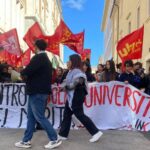 SOSTEGNO A POPOLO PALESTINESE, STUDENTI MANIFESTANO ALL’AQUILA. BORDATE A POLITICI ED ESPONENTI NATO | Ultime notizie di cronaca Abruzzo