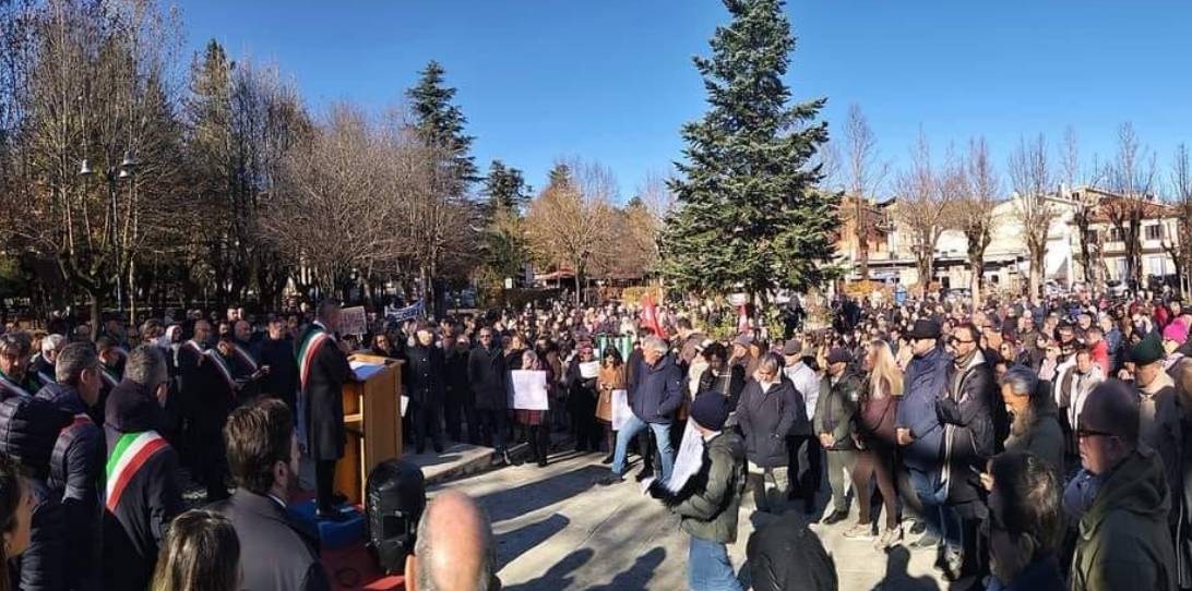 TAGLIACOZZO: IN MIGLIAIA IN PIAZZA PER L’OSPEDALE “UMBERTO I”, “CHI NON COMBATTE HA GIA’ PERSO” | Ultime notizie di cronaca Abruzzo