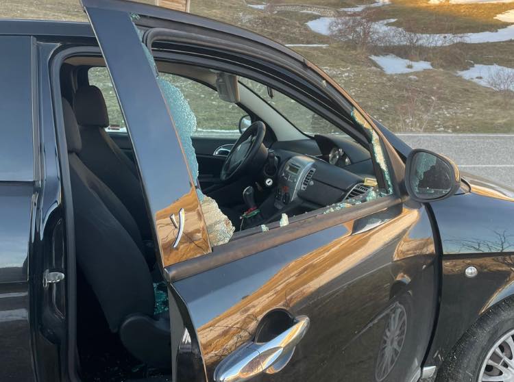 L’AQUILA: AUTO CON VETRI SFONDATI E FURTI, VITTIME GLI ESCURSIONISTI A SORGENTI SAN FRANCO | Ultime notizie di cronaca Abruzzo