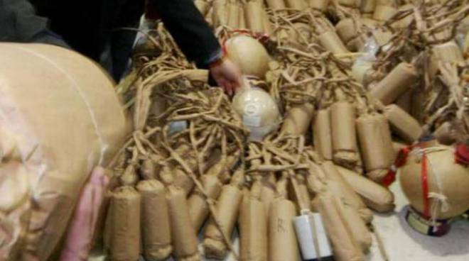 DUE QUINTALI E MEZZO DI BOTTI ILLEGALI IN FURGONE LATTICINI, FERMATO PESCARESE AD ISERNIA | Ultime notizie di cronaca Abruzzo