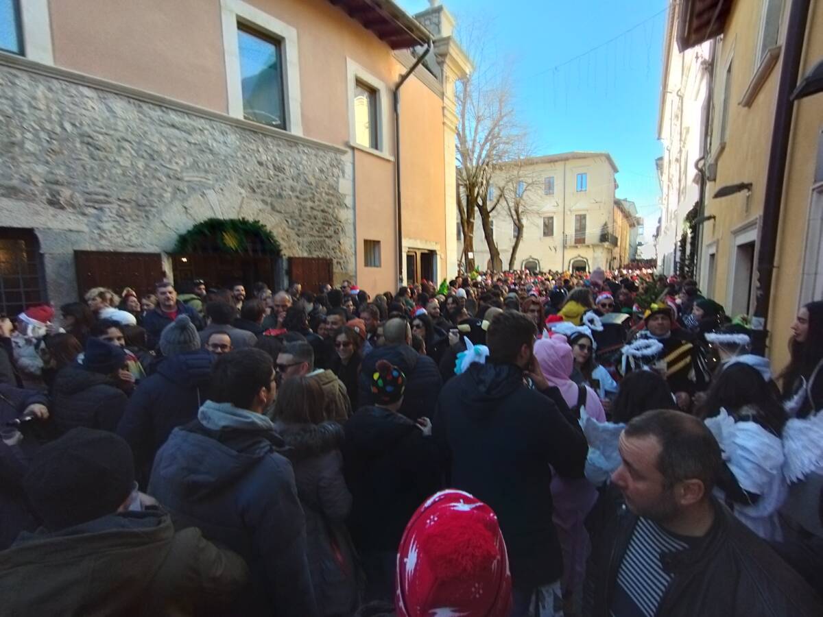 L’AQUILA, DE ANGELIS: “RAVE A CIELO APERTO NEL COLLEGIO DEL PREMIER MELONI, CITTA’ NEL DEGRADO” | Ultime notizie di cronaca Abruzzo