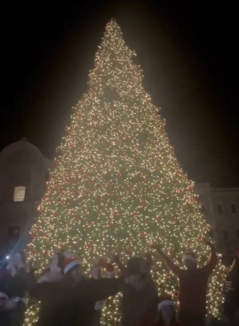 L’AQUILA: SI ACCENDE L’ALBERO DI NATALE 2023 IN PIAZZA DUOMO