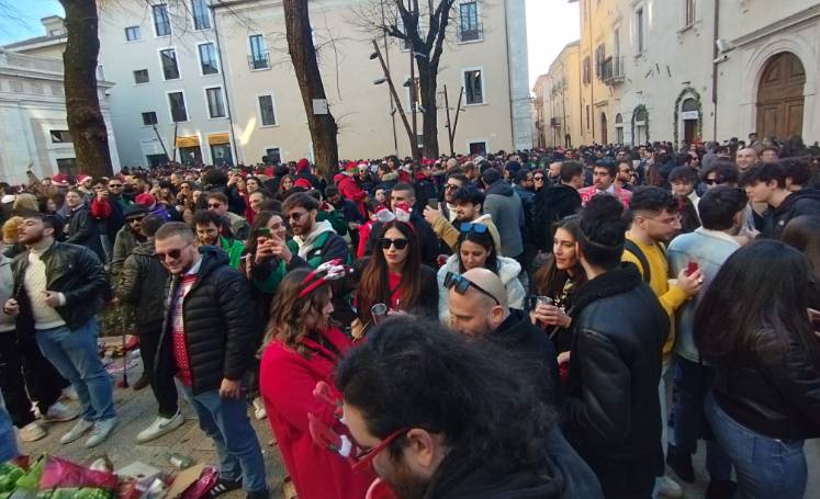 L’AQUILA: IN MIGLIAIA ALL’APERITIVO DELLA VIGILIA, TRA CALICI E SANTI IN CARTAPESTA | Ultime notizie di cronaca Abruzzo