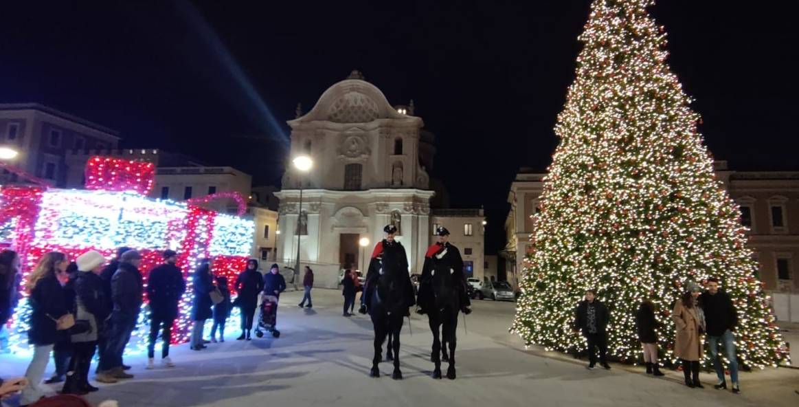NATALE A L’AQUILA: CARABINIERI A CAVALLO PER LE VIE DEL CENTRO STORICO | Ultime notizie di cronaca Abruzzo