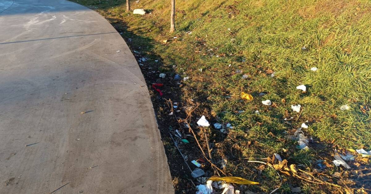 L’AQUILA, AREA MERCATO PIAZZA D’ARMI: “VINCE” LA SPORCIZIA NONOSTANTE SECCHI ED ISOLA ECOLOGICA | Ultime notizie di cronaca Abruzzo