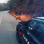 Getta cocaina dall’auto in corsa, ma i carabinieri se ne accorgono e lo arrestano
