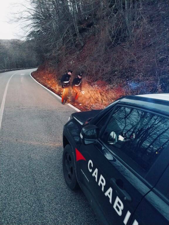 Getta cocaina dall’auto in corsa, ma i carabinieri se ne accorgono e lo arrestano