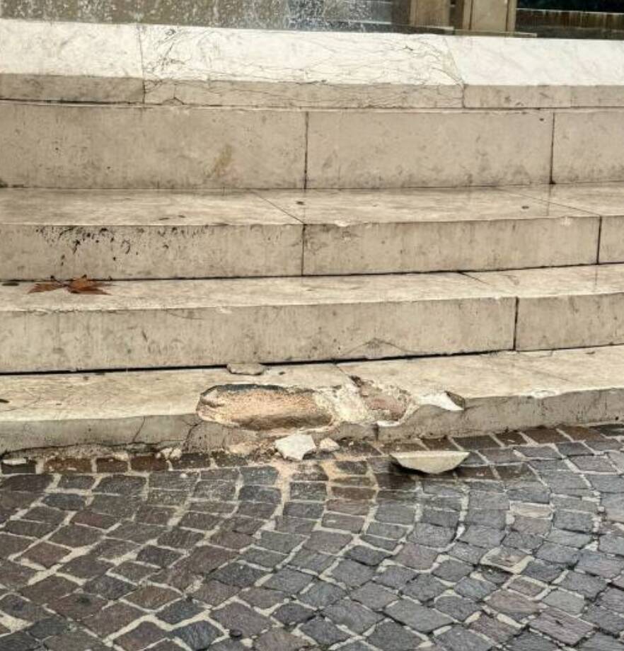 L’Aquila, danneggiata la Fontana Luminosa
