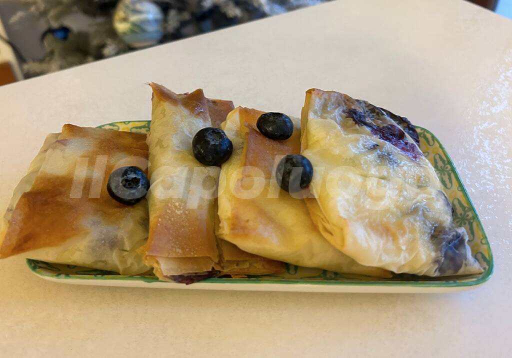 Un sorriso a colazione, fagottini con crema e mirtilli