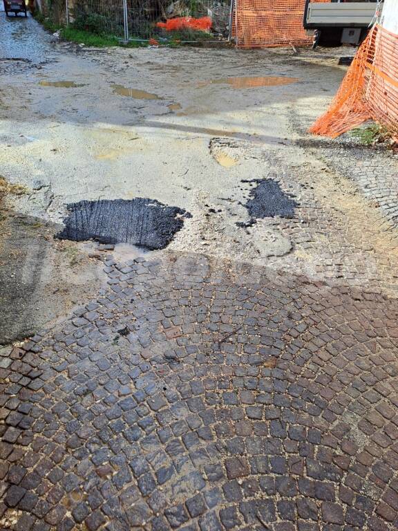 A Roio Piano tanti problemi per i residenti: strade al buio e dissestate