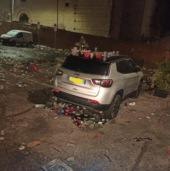 APERITIVO DELLA VIGILIA A L’AQUILA IL GIORNO DOPO: STRADE TRABOCCANTI DI RIFIUTI, ASM AL LAVORO | Ultime notizie di cronaca Abruzzo