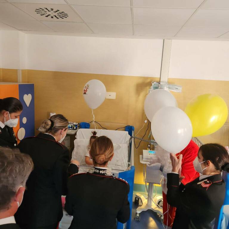 Pediatria L’Aquila, i Carabinieri in visita ai piccoli pazienti